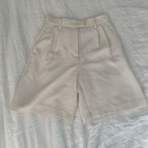 Aritzia effortless 7 inch short